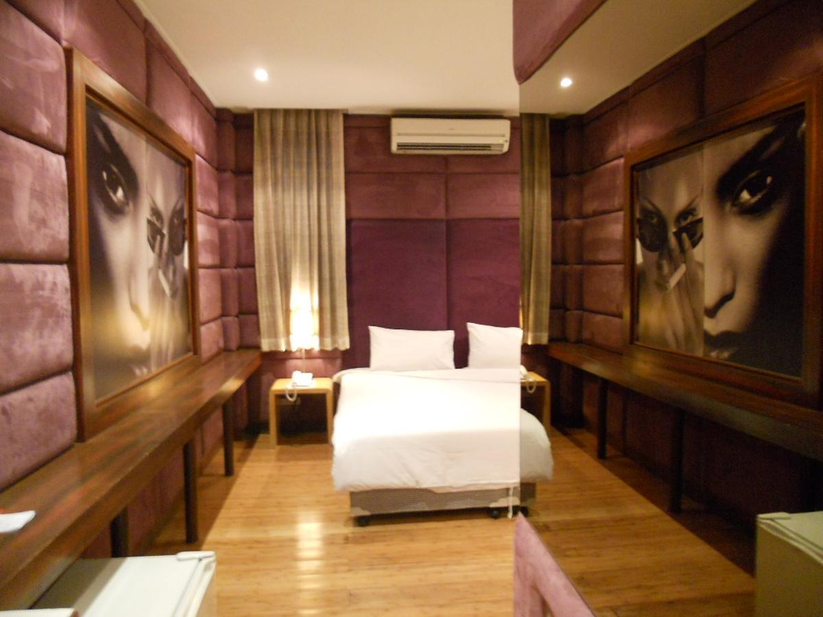 Strand Inn Hotel Bangkok Extérieur photo