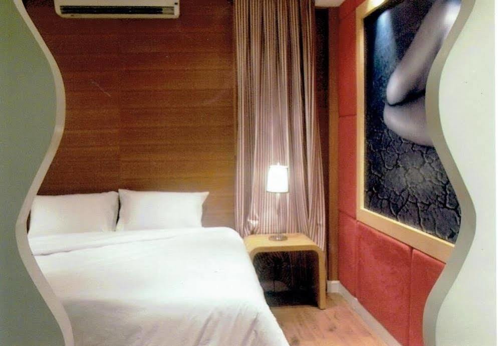 Strand Inn Hotel Bangkok Extérieur photo